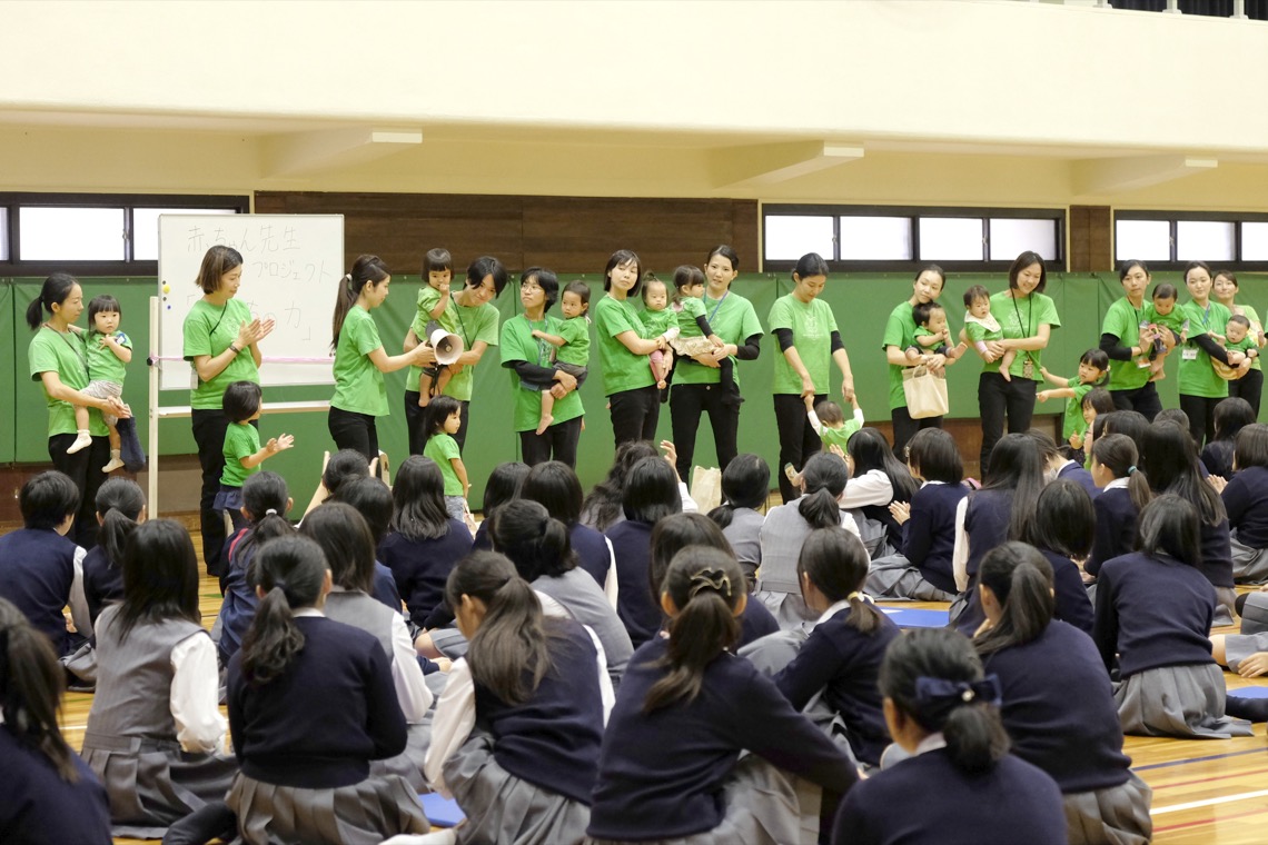 中学２年対象 赤ちゃん先生を行いました 大阪女学院